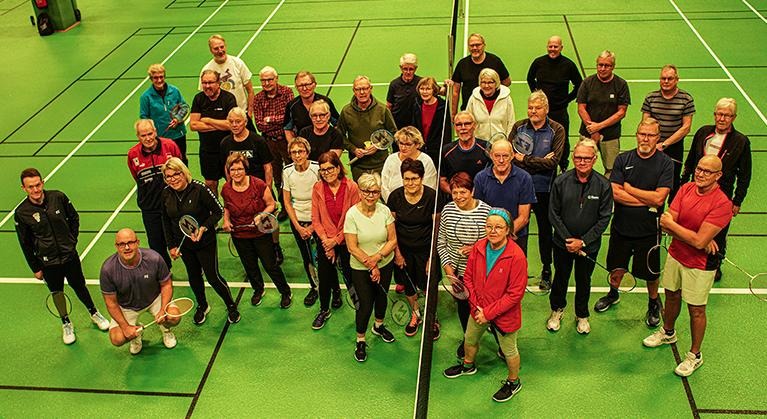 Pensionärer spelar badminton