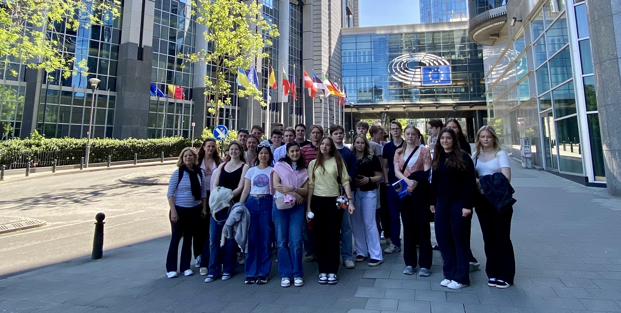 Grupp människor står tillsammans och poserar för kameran.