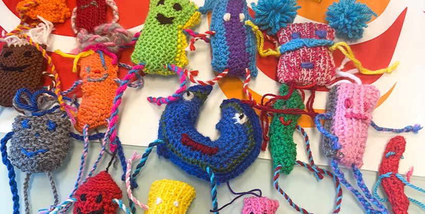 Virkade dockor i olika färger.