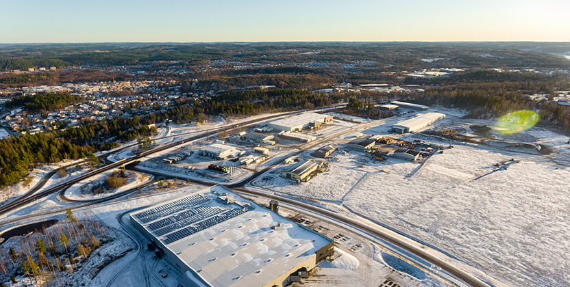 Flygbild över ett snötäckt område med ledig mark.