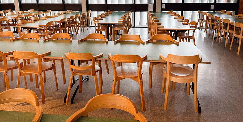 Bord och stolar i junkaremålsskolans matsal