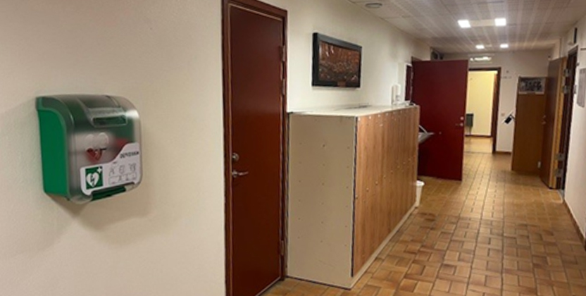 Hjärtstartare Holavedsgymnasiet korridoren vid EE