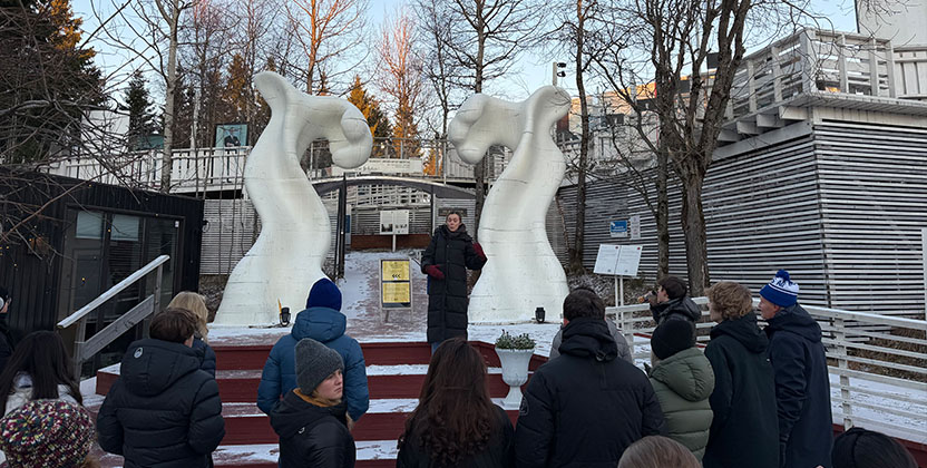 Eleverna framför entren till Rosenslottet.