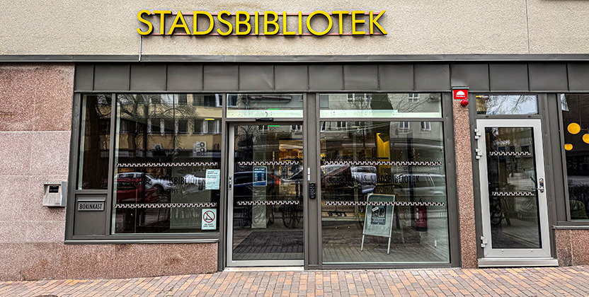 Husfasad med entredörrar till biblioteket