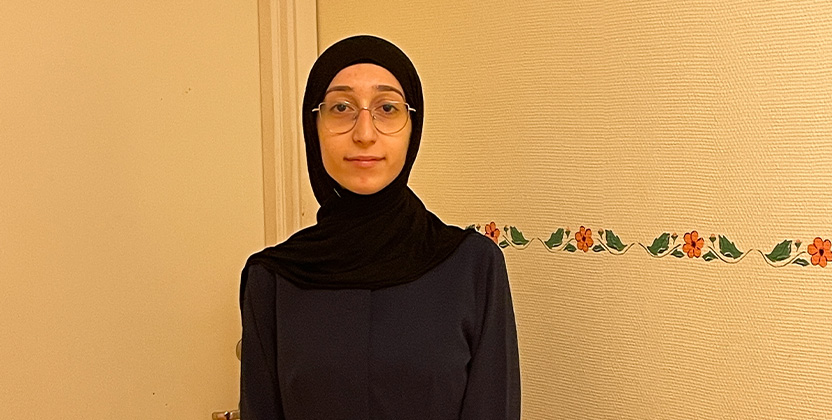 Person som kollar in i kameran och ler.