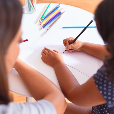 Grönskande landskap omger en åmynning