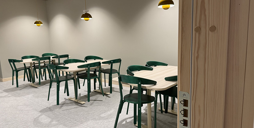 En mindre matsal med tre bord.