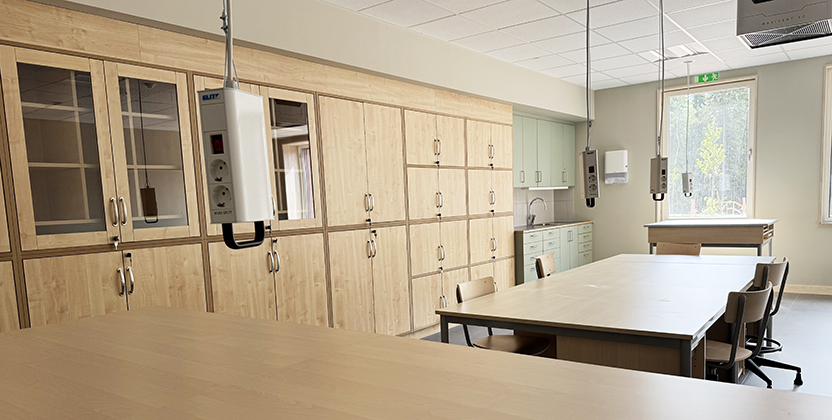 Sal med höga bänkar och uttag för symaskiner.