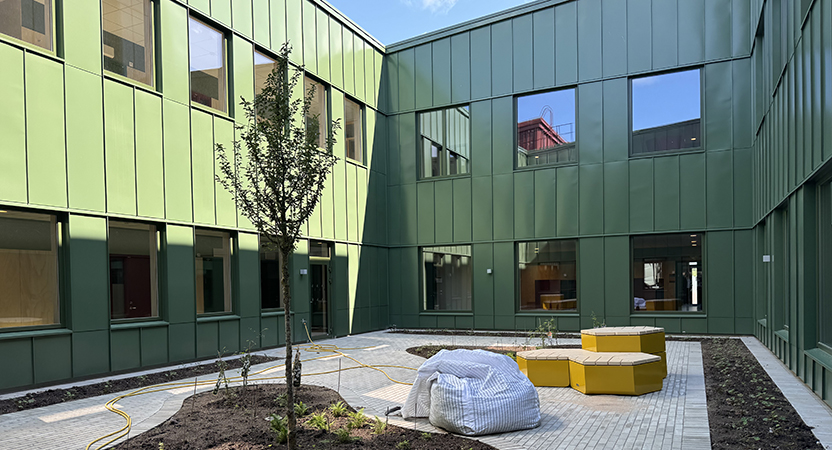 Innergård med planteringar mellan huskropparna.