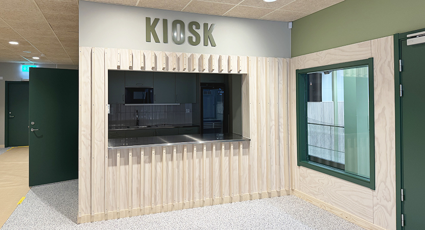 En inbyggd kiosk i änden av en korridor.