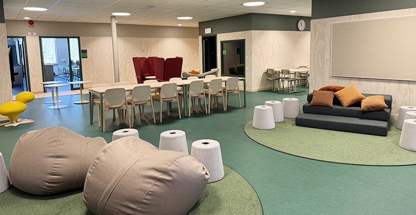 Fritidsrum med saccosäckar, soffor, bord med mera.