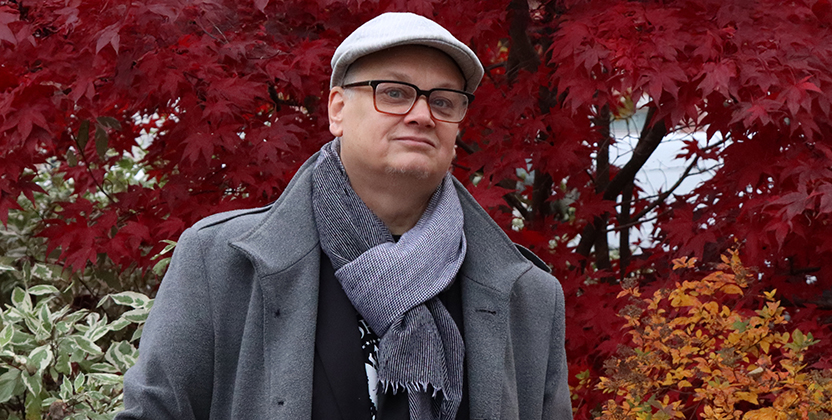 En man med keps och ytterrock.